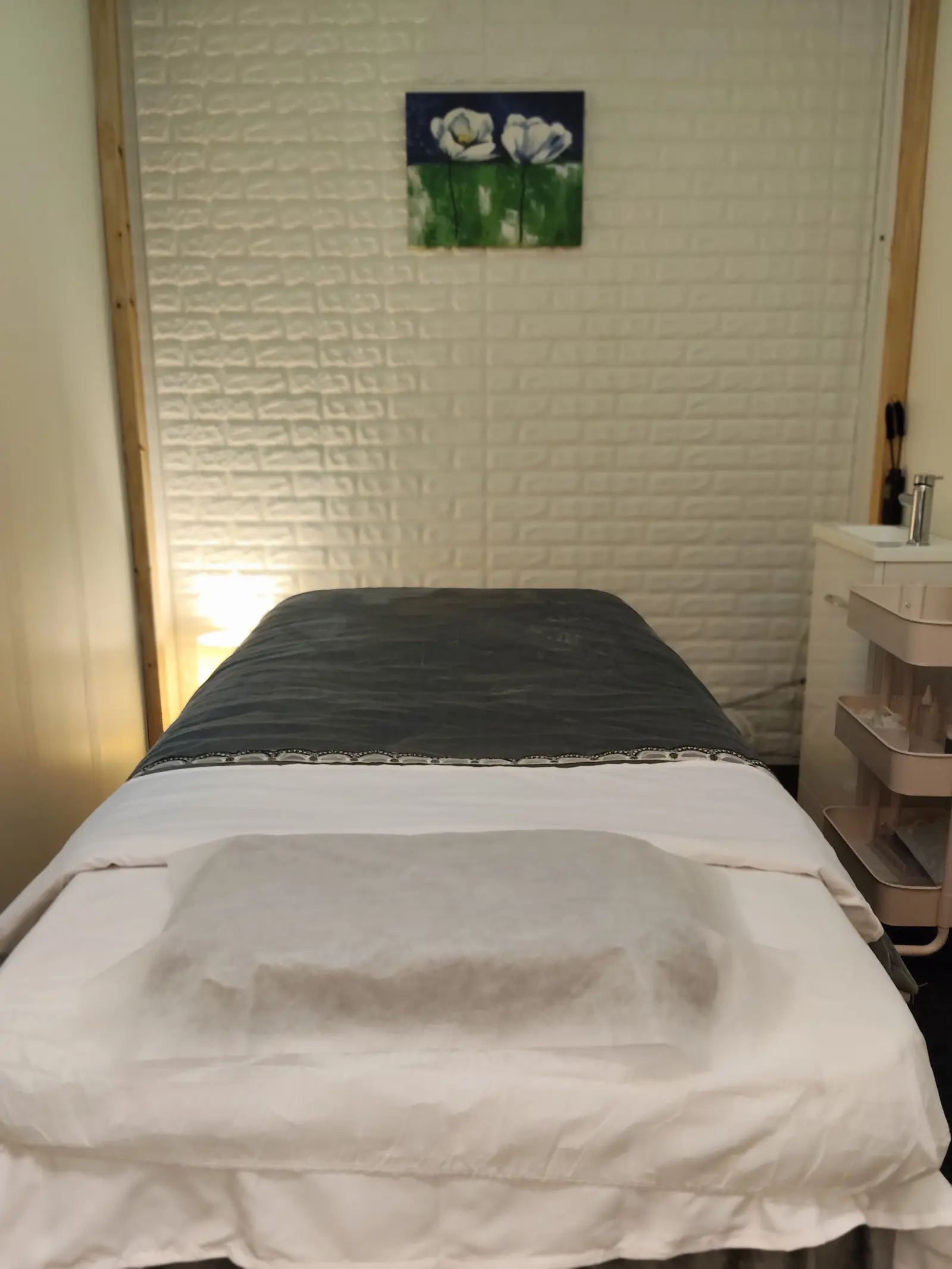 AURA Massage & Manicure 护理室/AURA Massage & Manicure treatment room